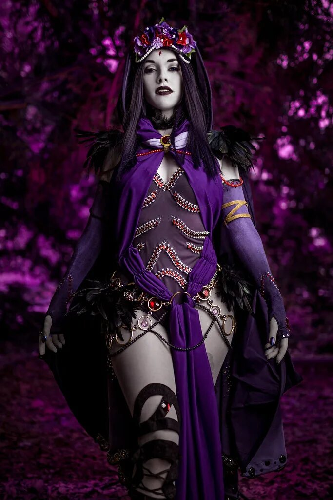 Raven cosplay. Фрея Рейвен. Рейвен Квин косплей. Raven DC Cosplay. Королева косплей.