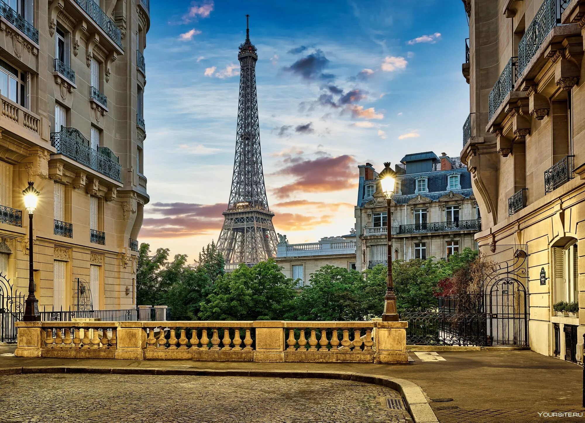 Француз улица. Эйфелева башня в Париже. Париж улица Верди. Улица в Париже с эльфивой башней. Франция Париж улочки.