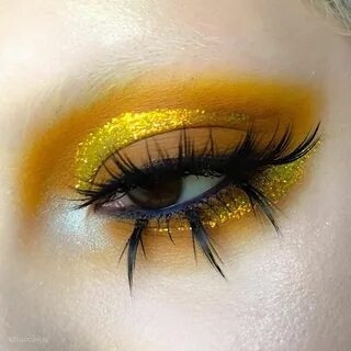 Honeycomb eyes 🍯 🐝 We're buzzing over this butterscotch colored eye ...