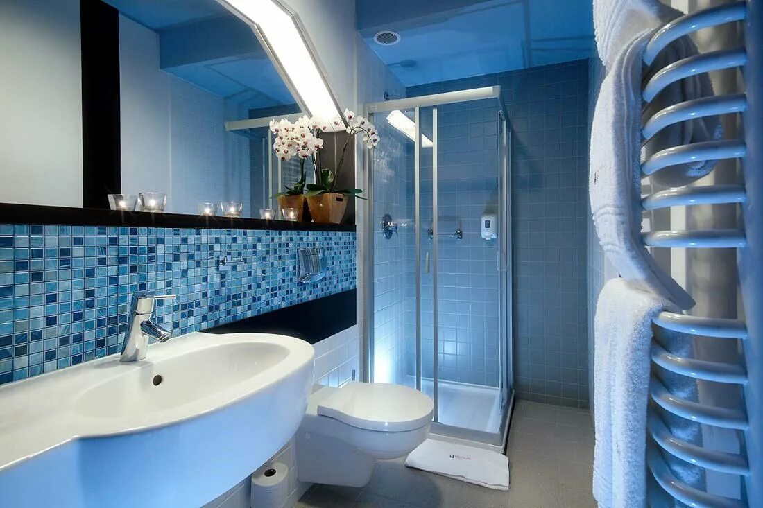 Ванная комната. Ванные комнаты. Интерьер ванной комнаты. Голубая ванная. Ванна в голубых тонах.