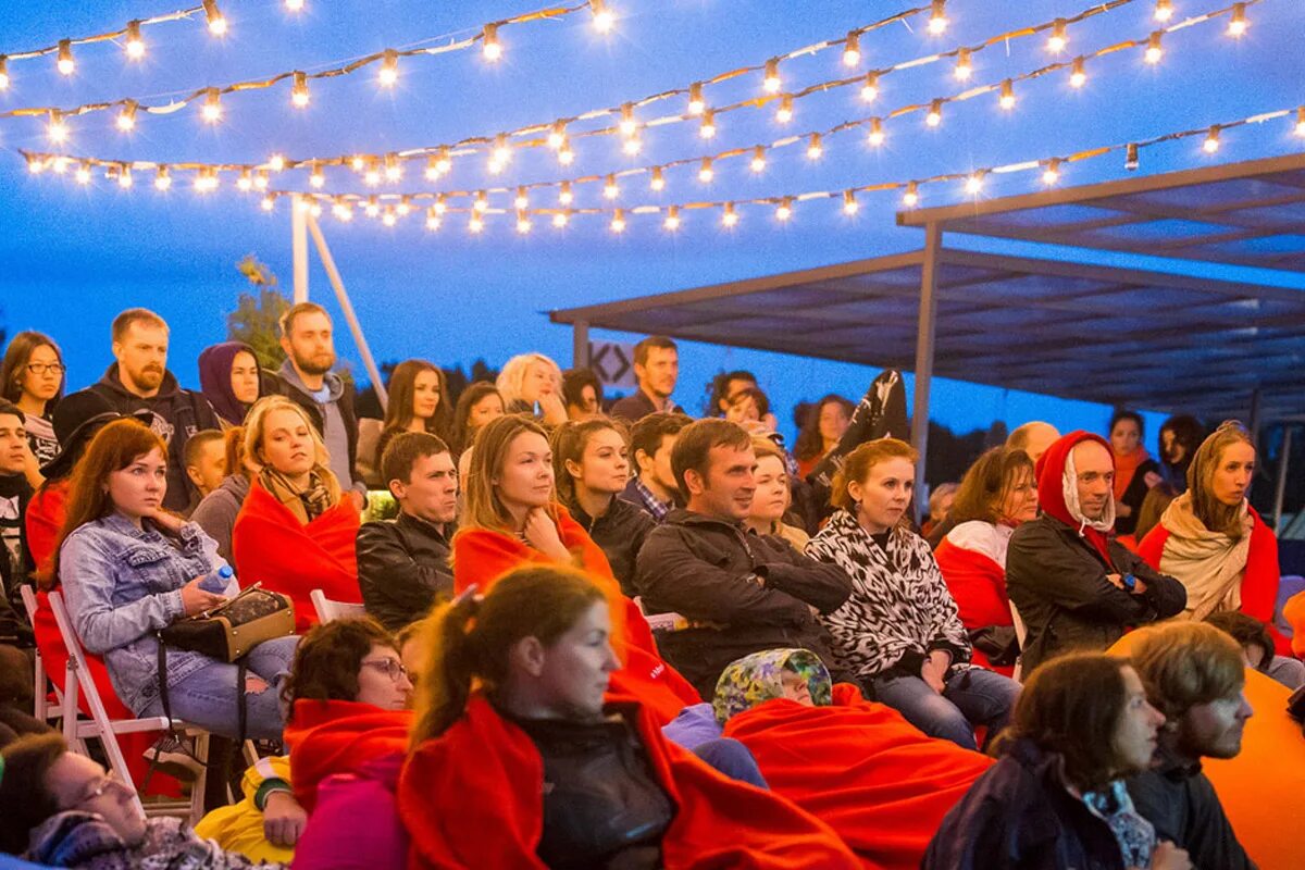 новая голландия кинотеатр под открытым небом. крыша mod roof кинопоказ. кинопоказы в новой голландии 2023. кинопоказы санкт петербург. кинопоказы спб.