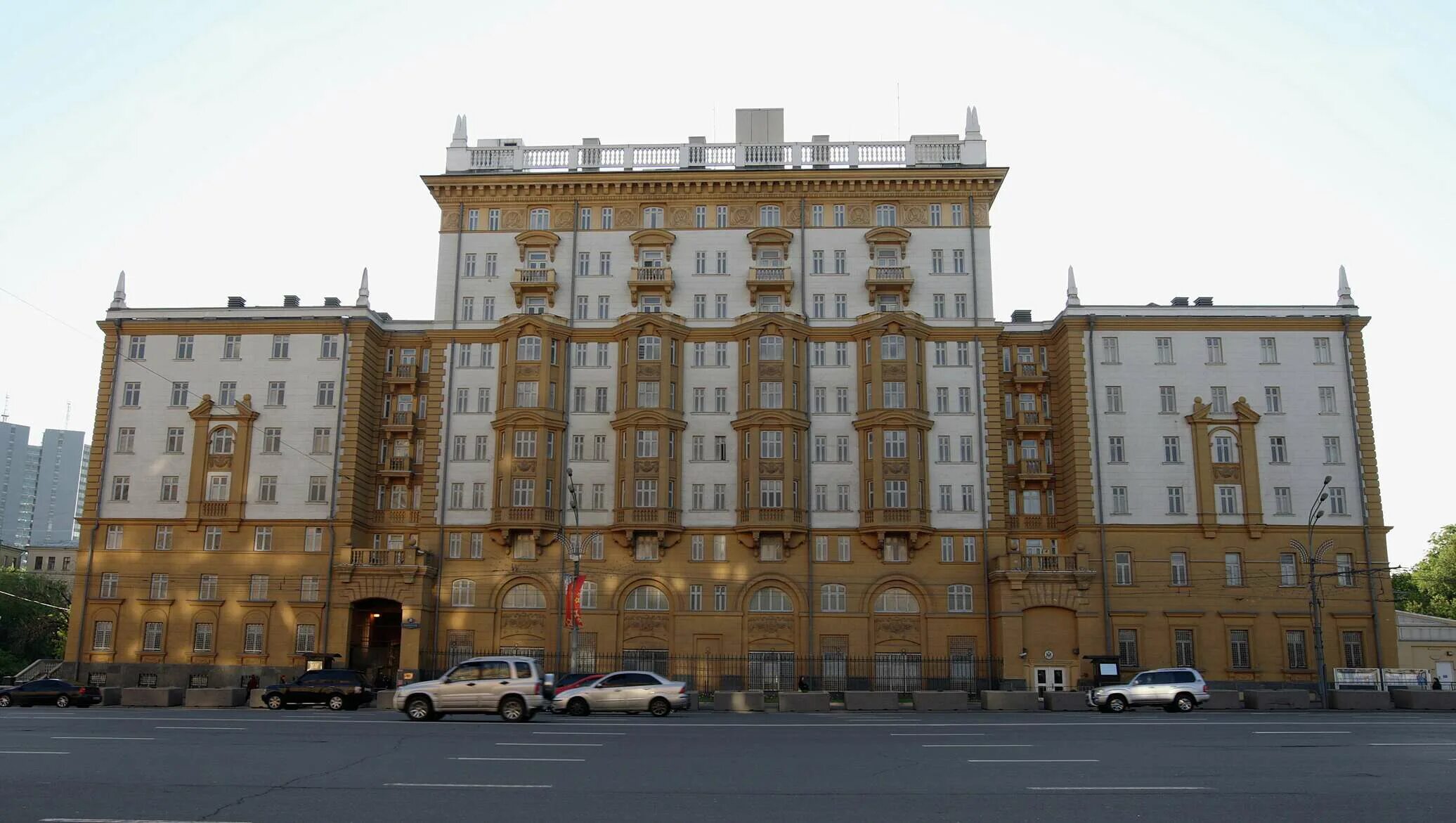 Здания посольств сша. Здание посольства сша в москве. знание посольства сша в москве. посольство сша в москве новинский бульвар. здание посольства сша в москве на новинском бульваре.
