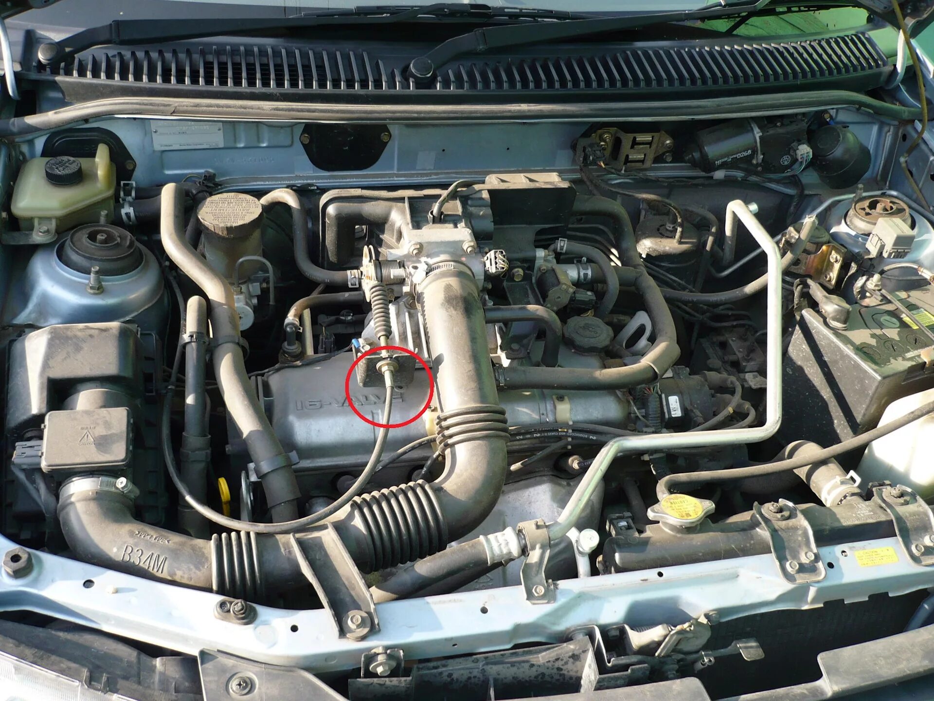 Двигатель dw3w 1.3. Mazda Demio 2001 под капотом. Dw3w Mazda Demio двигатель. Мазда Демио 2000 подкапотное. Мотор Мазда Демио 1.3.