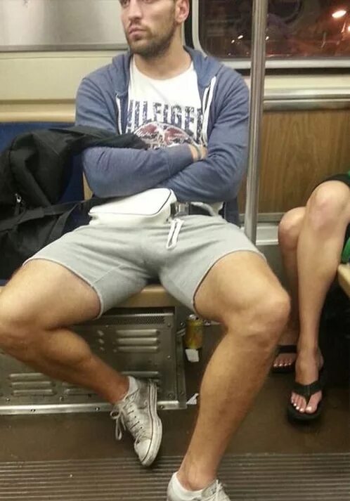 Геншин bulge. Бугорки парней. Мужчина с расставленными ногами. Мужчины с расставленными ногами в метро. Men in public