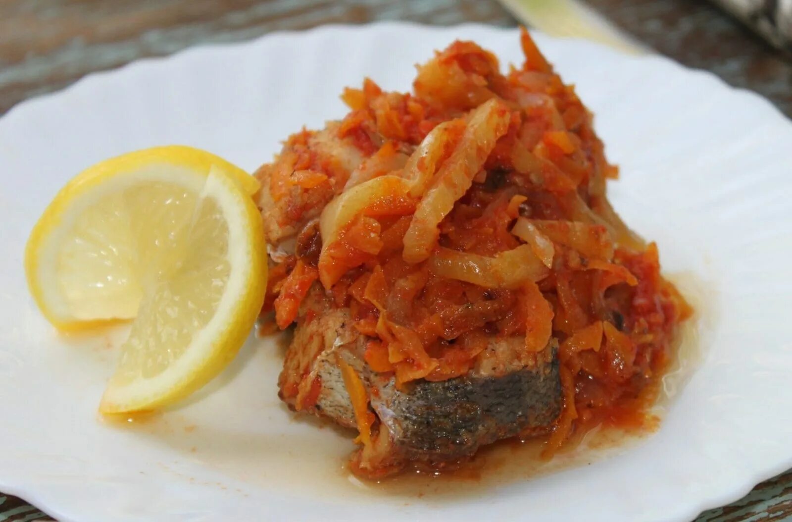 Рыба хек с морковкой. Хек в томатном соусе с морковью и луком. хек в маринаде с морковью и луком. хек с луком и морковью. хек в духовке с морковью и луком.
