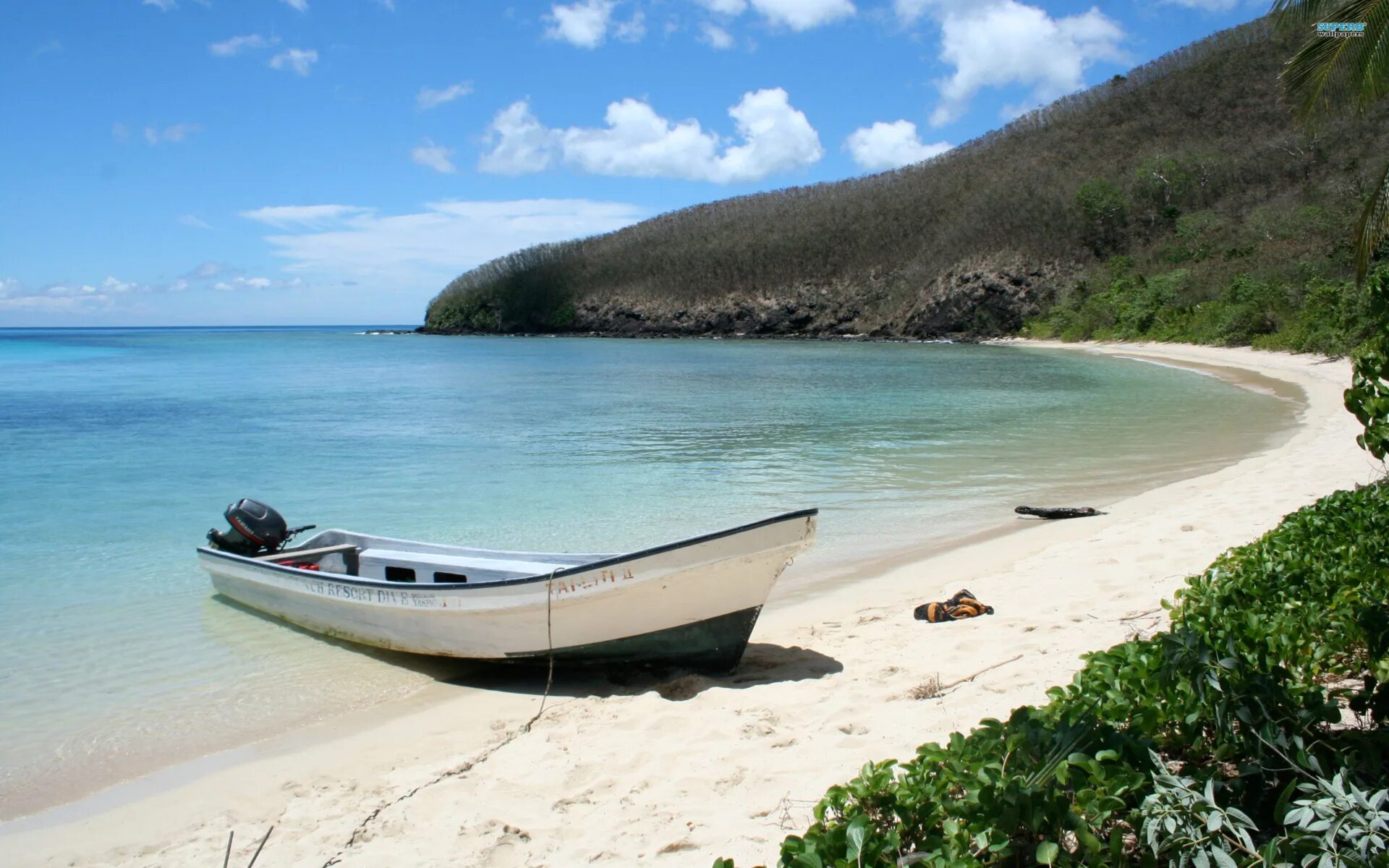 Boat island. Фиджи пляжи. Лодка на острове. Море пляж лодка. Тропическая лодка море.