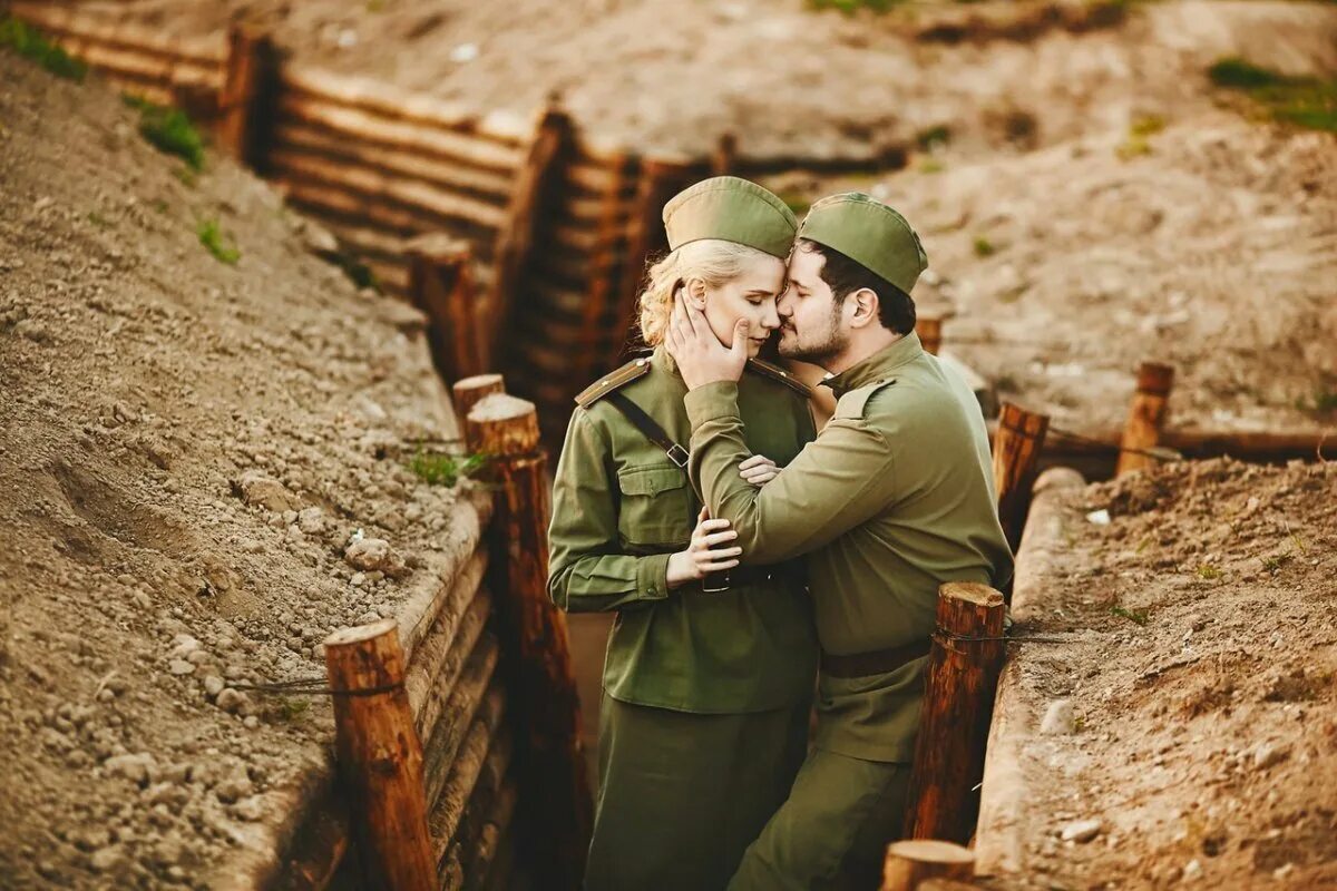 Мужчина на войне изменяет. Фотосессия Военная тематика. Фотосессия в стиле военных лет. Влюбленные на войне. Девушки военные.