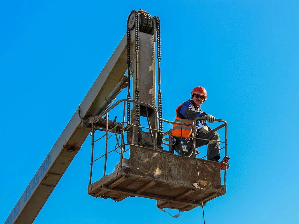 Люлька для работы на высоте. Люлька подъемника АГП. Подъемник АГП 22.04. Вышка монтажная машина АГП. Автовышка АГП 22.04.