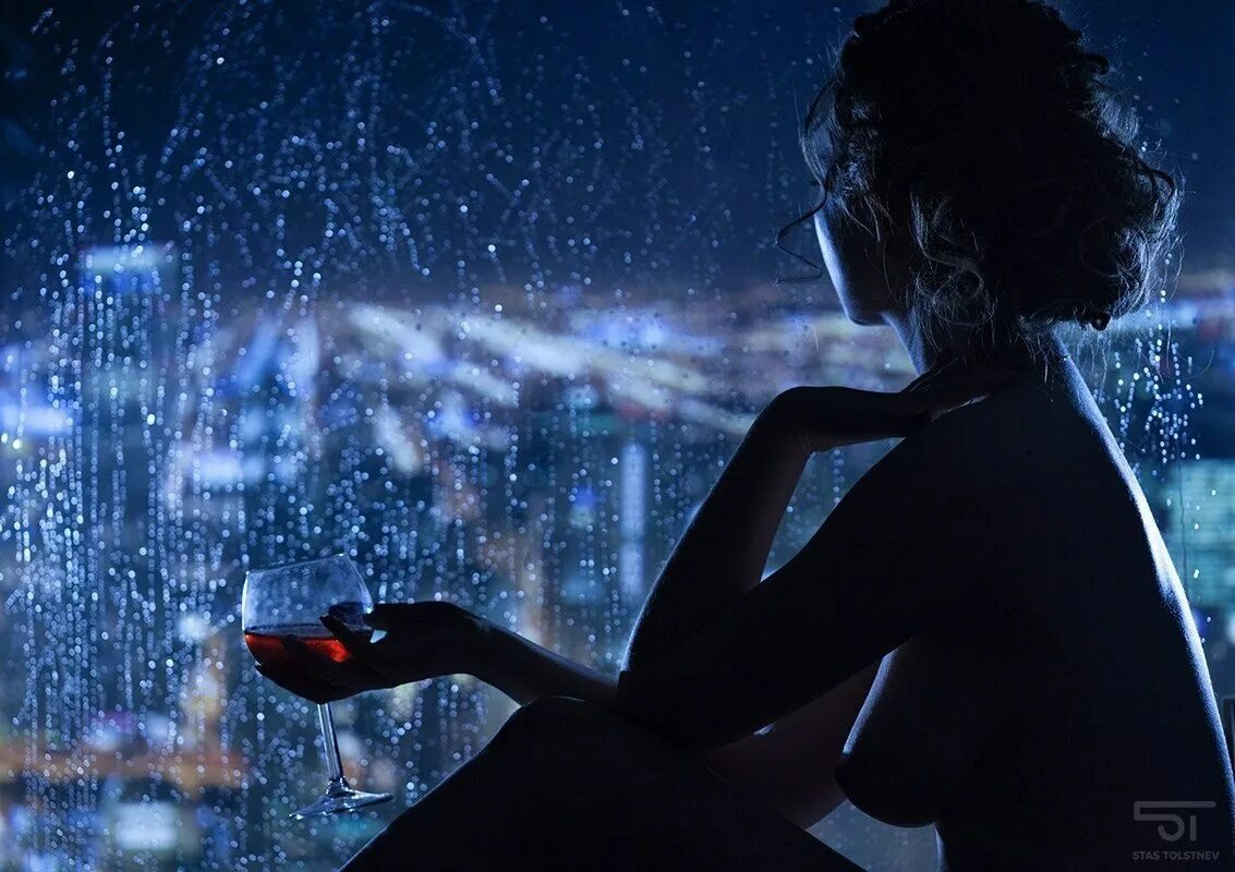 Вечер без телефона видео. Девушка и ночь. Девушка ночью у окна. Женщина в ночи. Девушка у окна дождь.