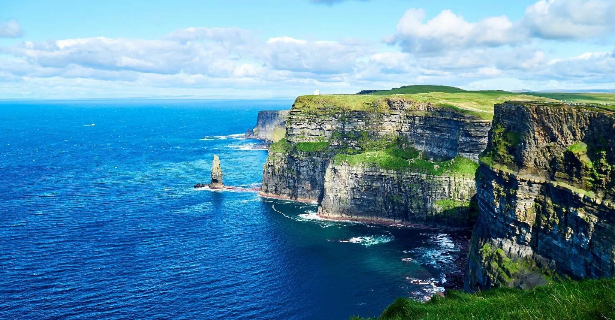 Клиф какого. Cliffs of Moher Ирландия. Скалы мохер, графство Клэр, Ирландия. Утёсы мохер Ирландия. Скалы мохер Ирландия.