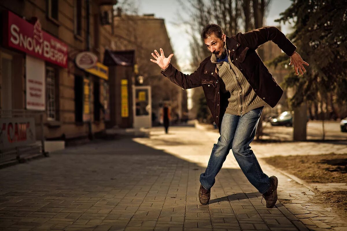 Man in town. Парень на улице. Мужская фотосессия на улице. Мужчина танцует на улице. Мужчина идет по улице.