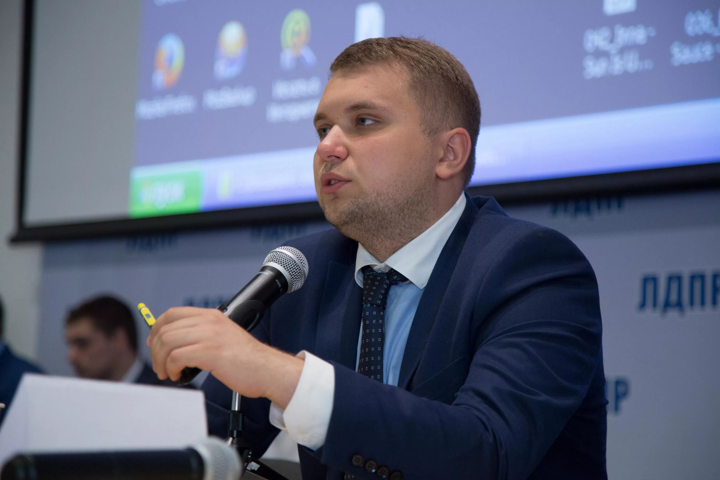 Вице спикер госдумы чернышов лдпр. Чернышов лдпр депутат. Чернышов лдпр депутат. Чернышов вице. Чернышов вице спикер.