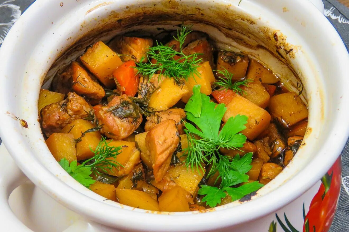Жаркое из свинины с картошкой. Жаркое из свинины с картошкой в духовке. Жаркое из свинины в кастрюле рецепт. Жаркое из свинины в кастрюле рецепт. Аджаб сандал.