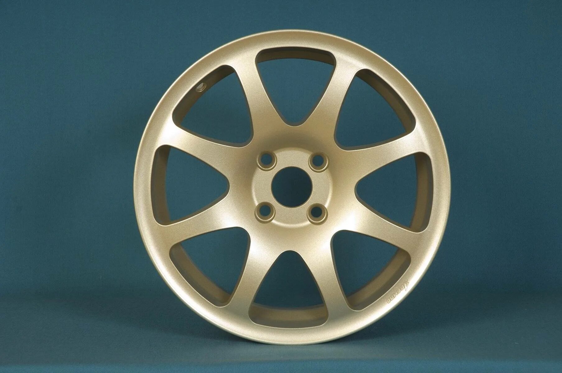 Диски штампованные литые кованые. Разболтовка колес нива шевроле. Литые и штампованные диски разница. Литые и штампованные диски. Кованый диск и литой разница.