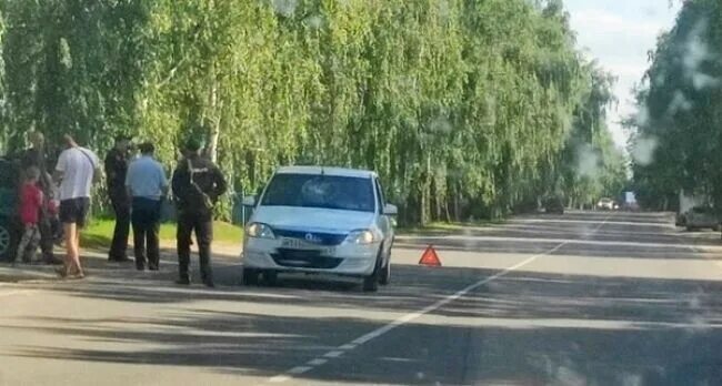 1 августа автомобиль. Возле школы. Происшествия в Брянской области. Посёлок локоть Брянской области.