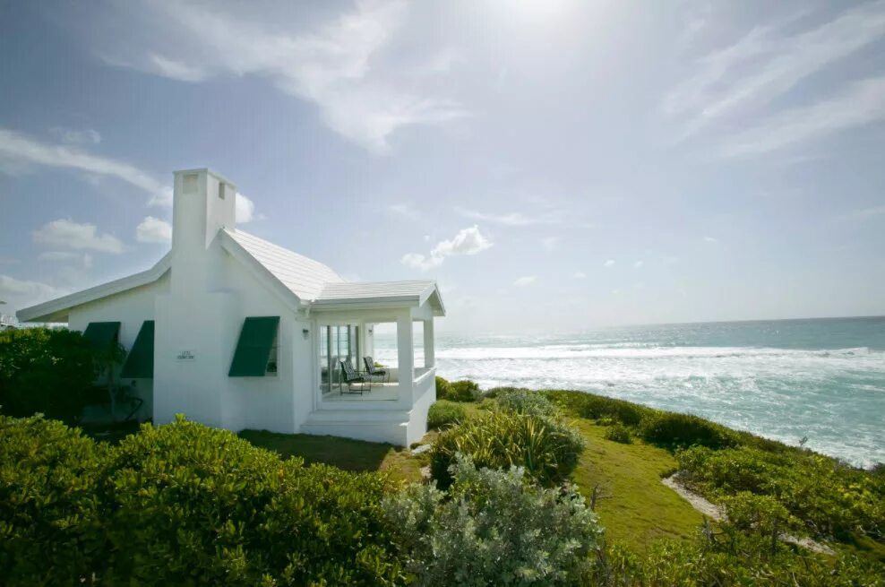 Зеленый дом у моря. Зеленый дом у моря. Бунгало в майами. Вилла греция испания. Бали океан вилла.