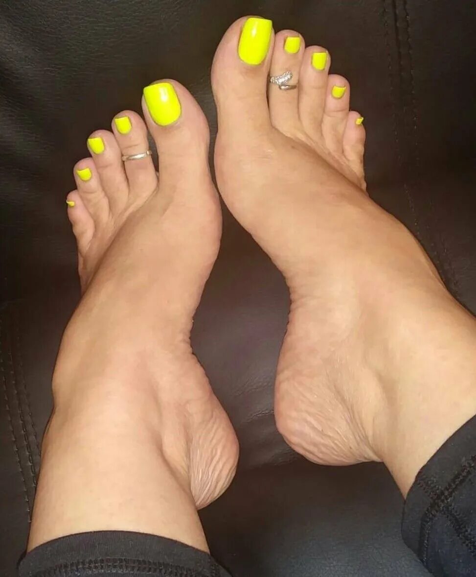Желтые стопы. Желтый педикюр. Педикюр с разными цветами. Педикюр с желтым цветом. Кислотный френч на ногах.
