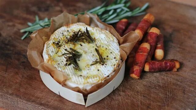 сыр камамбер с багетом. камамбер запеченный с багетом. блюдо для хлеба. камамбер де норманди. запеченный бри.