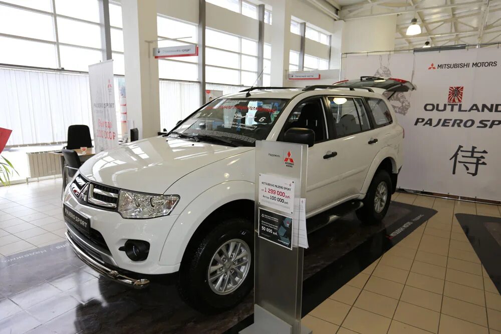 Абс мицубиси паджеро спорт 2013. Mitsubishi motors автомобили. Мицубиси паджеро черный автосалон. Паджеро спорт дилер москва. Паджеро спорт 3 размеры.