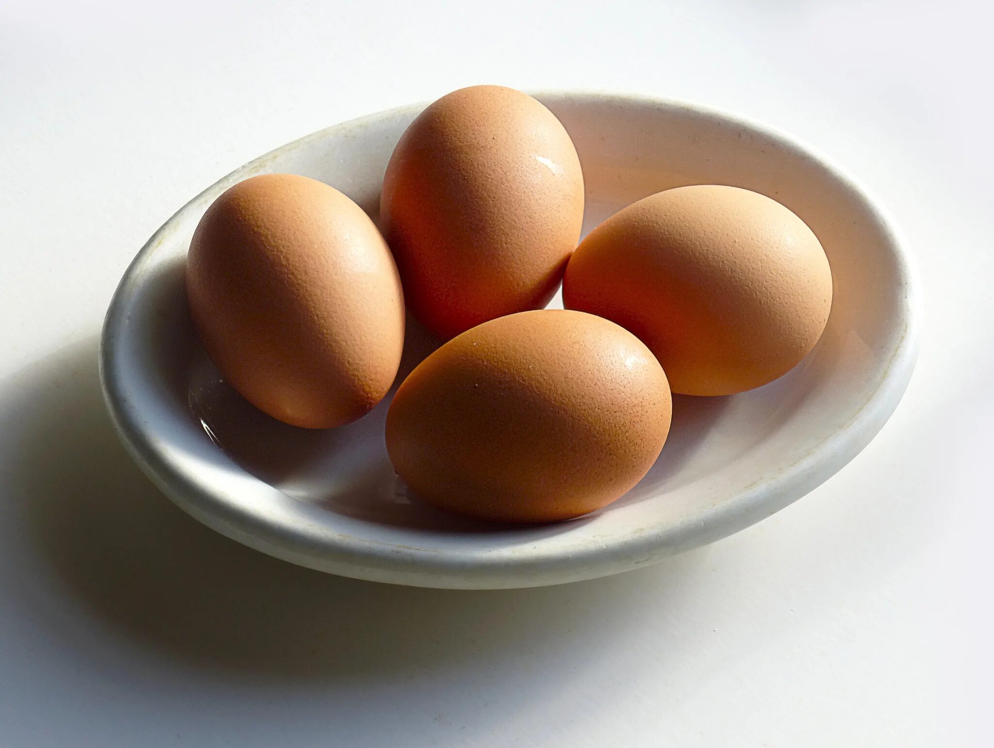 Десять яиц в день. Яйцо куриное. Яйцо (пищевой продукт). Диетические яйца. Тарелка для яиц.