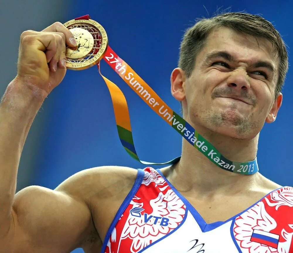 Сколько стоит спортсмен. Спортсмен с медалью. Олимпийские чемпионы.