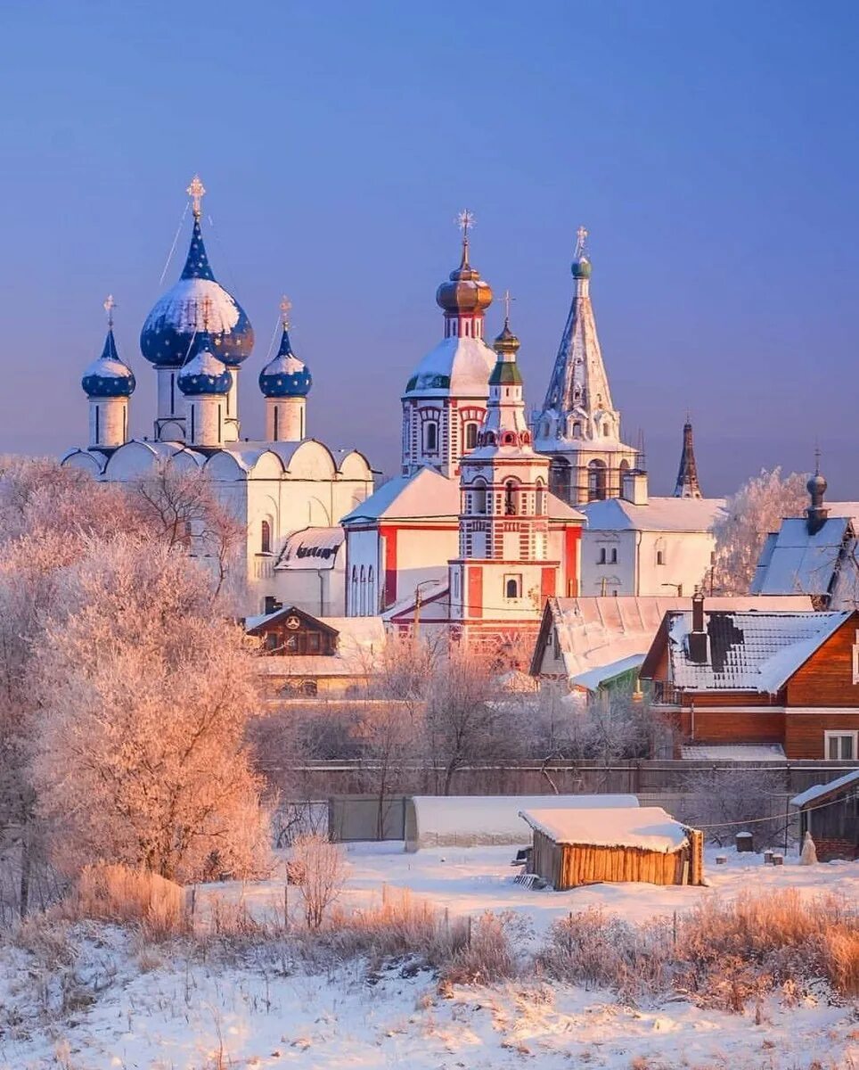христорождественский собор каргополь. красивые места в 100 км от москвы. интересные города на выходные. ярославль троице сергиева лавра. белый кремль зимой.