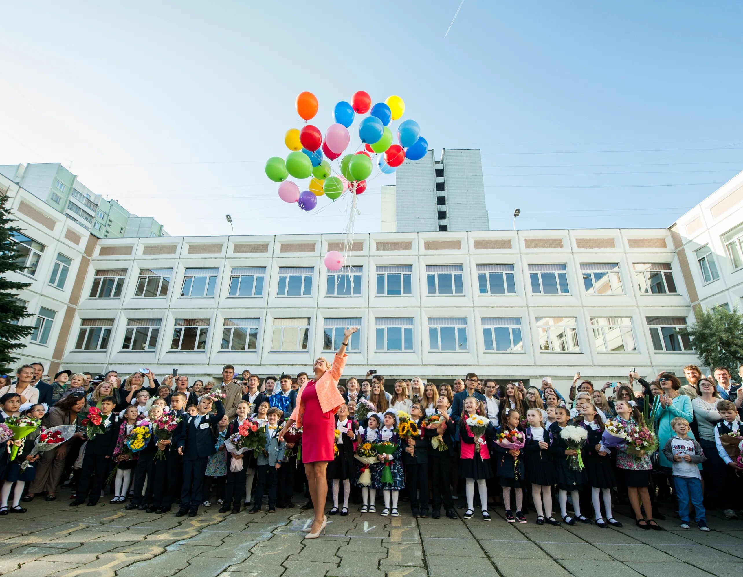 Школа 1 миллион. Гимназия примакова. школьная линейка. линейка в школе. школа москва 1 сентября.
