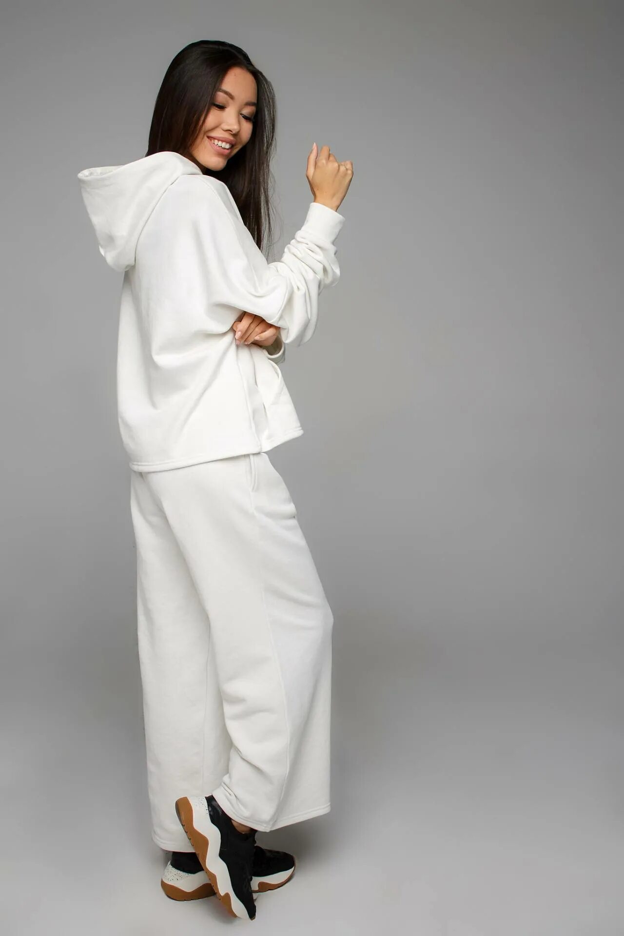 спортивный костюм женский оверсайз. спортивный костюм женский оверсайз. белый спортивный костюм женский оверсайз. белый костюм оверсайз женский. костюм женский овер айс.