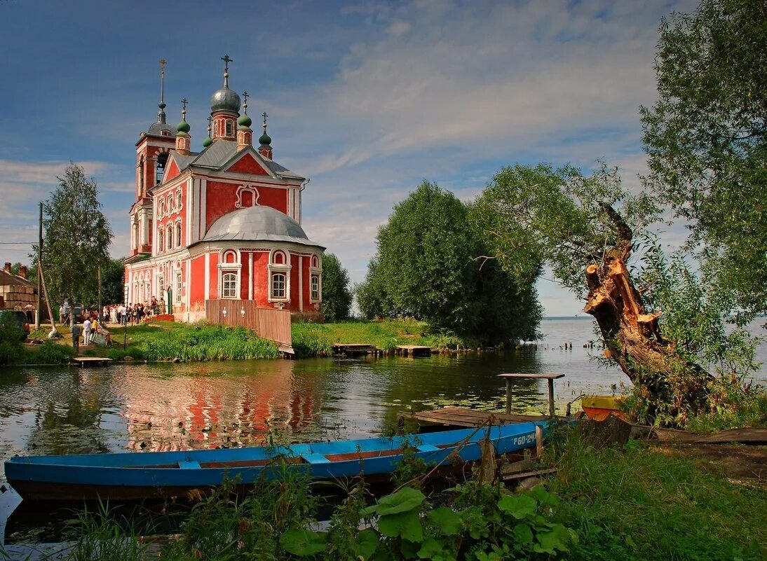 Церковь на берегу озера. Переславль-Залесский усадьба. Плещеево (усадьба). Храм Николая Чудотворца у реки в Подмосковье. Озеро Переславль красная Церковь.