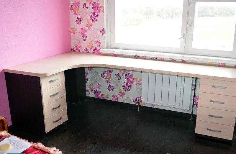 Угловой стол для двоих детей. Стол для двоих детей город 27 bms. Угловой стол для двоих детей. Угловые письменные столы для двоих детей-школьников. Угловой стол для школьника для двоих детей.