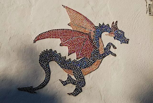 Дракон из мозаики. Мозаика плитка дракон. Декоративное искусство дракон.
