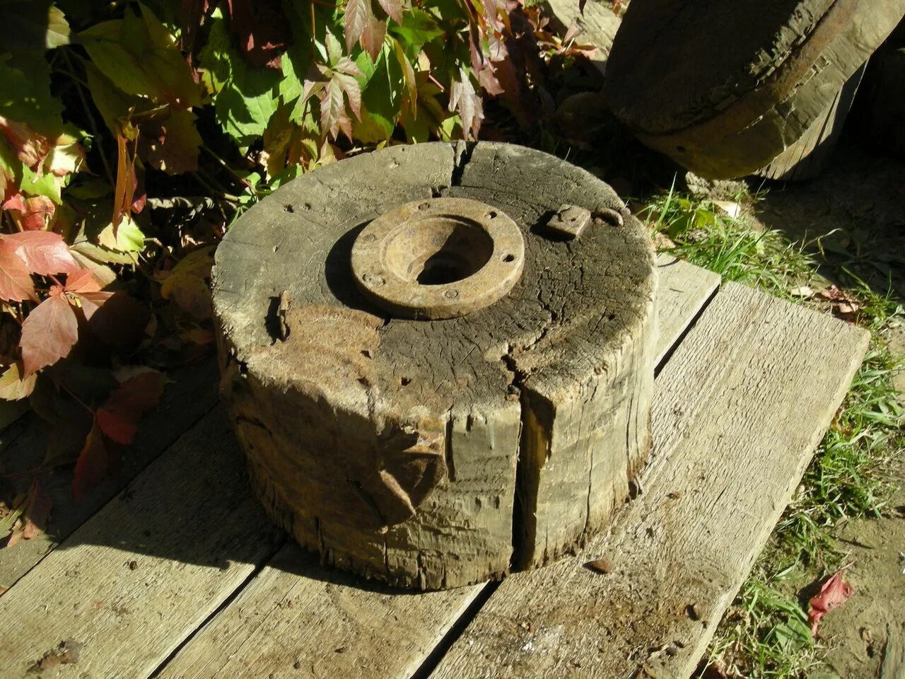 Металлический жернов. Жернова для мельницы. Металлический жернов. Металлический жернов. Мельничный жернов.