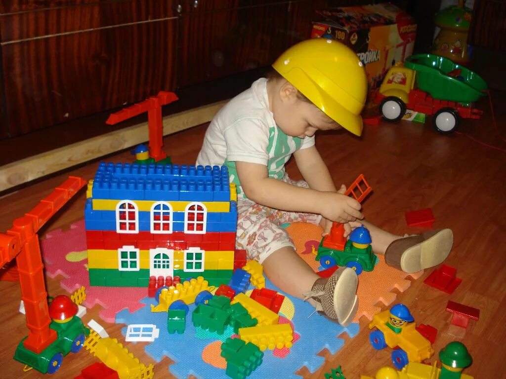 Сюжетно строительные игры. Домик из кубиков детский. Конструктор маленький Строитель. Строительный материал для игр в садике. Строительные игры в детском саду.