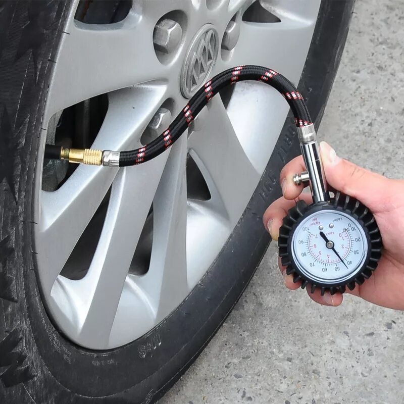 Качка колес. Измерение давления в шинах. Манометр для автомобиля. Подкачка колес. Регулятор давления шин.