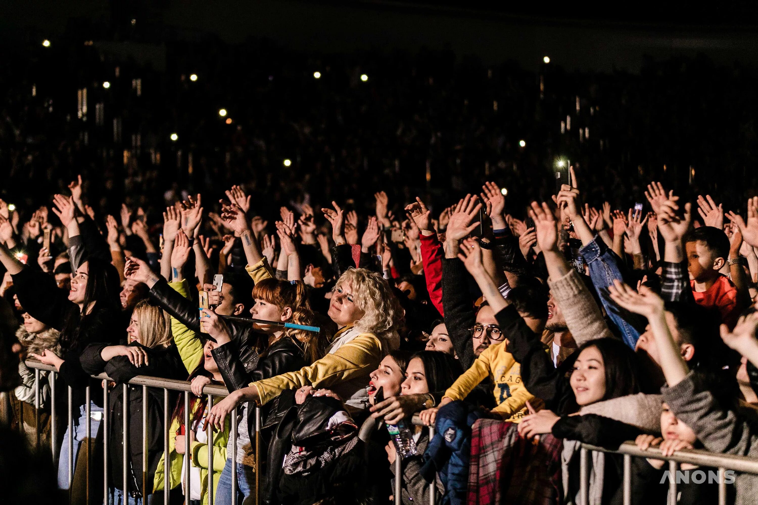 Нарядные зрители в театре. Спектакль зрители. Театралы зрители в театре. Публика в театре. Интерактив со зрителями.