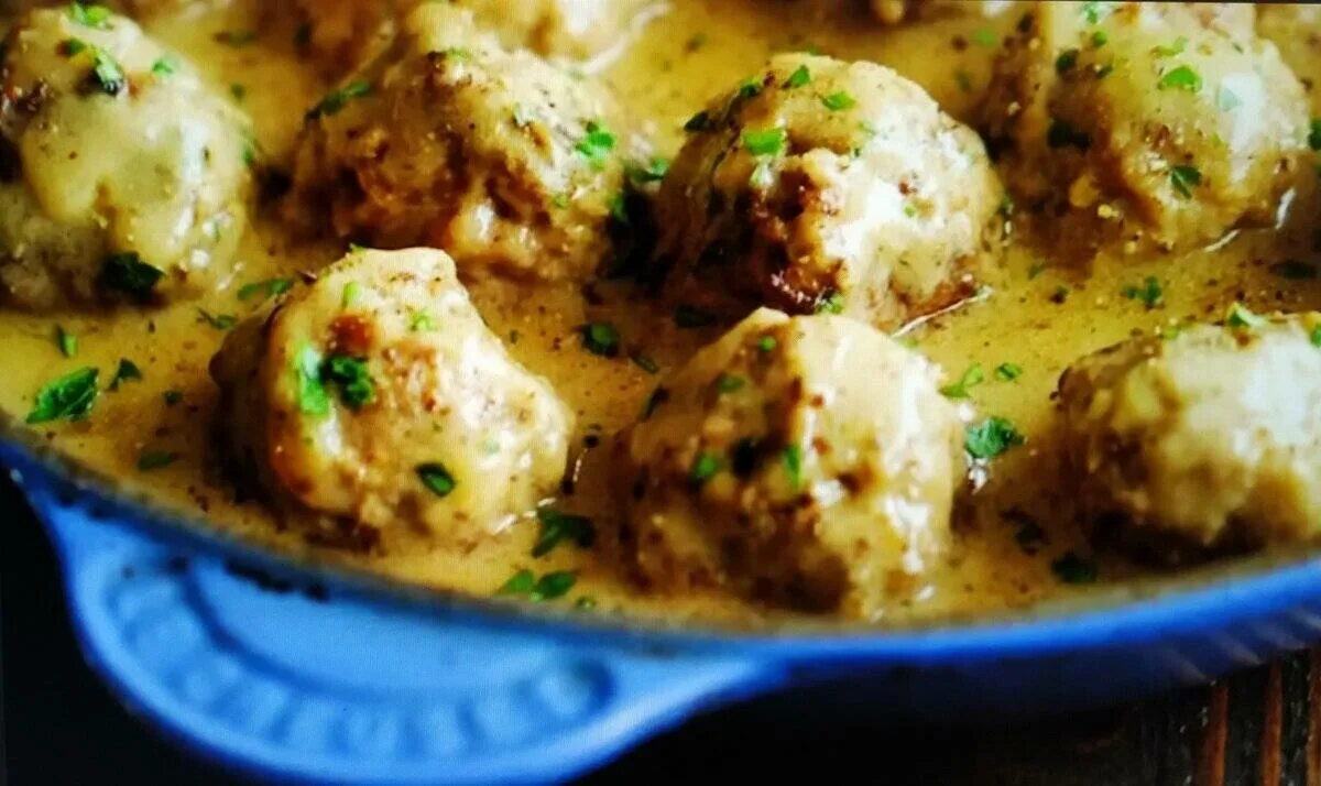 Куриные фрикадельки. Куриные фрикадельки в сливочном соусе. тефтели в сырном соусе. куриные шарики в соусе. тефтели в сливочно чесночном соусе.