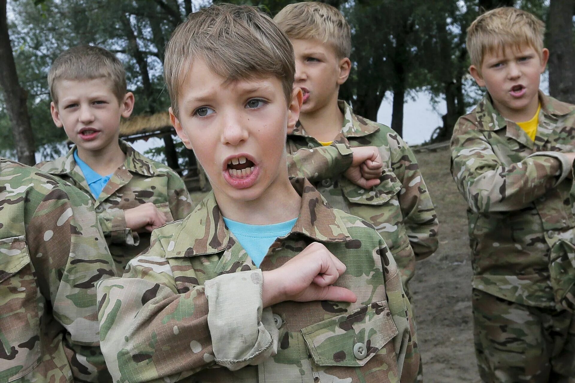 Зап ребенка. Детский лагерь Азовец Украина. Украинские дети в военной форме. Детские лагеря на Украине военные. Детский военный лагерь.