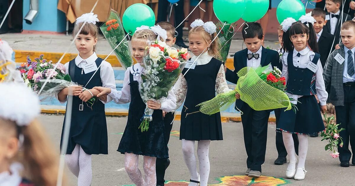 Сколько дней прошло с 1 сентября 2018. Первоклассники на линейке. Школьники 1 сентября. Школьная линейка 1 сентября 2019. С 1 сентября первокласснице.