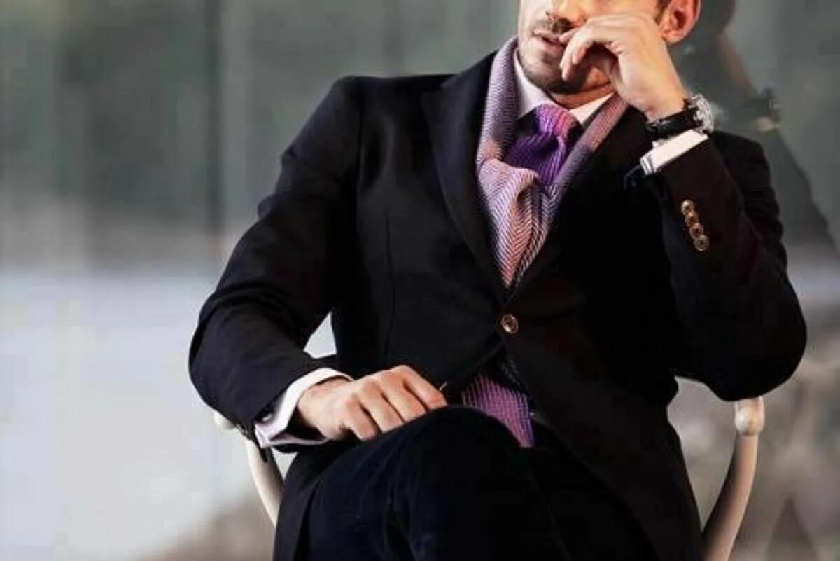 Мужчина в костюме со спины. Состоятельный мужчина. Парень в костюме. Солидный появляться. Солидный появляться.