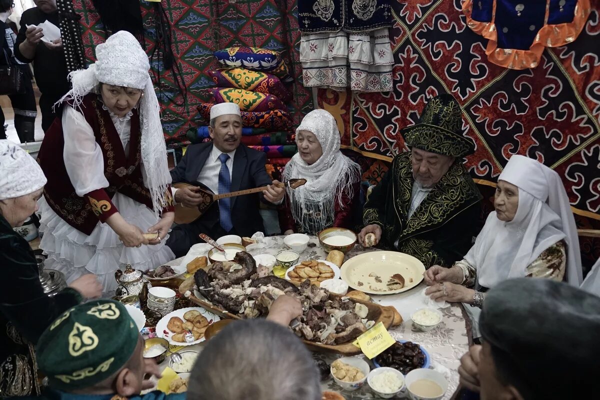 Kazakh traditions. Традиция дастархан казахская традиция. Наурыз Казахстан дастархан. Казахский дастархан традиция казахского народа. Гостеприимство казахского народа.