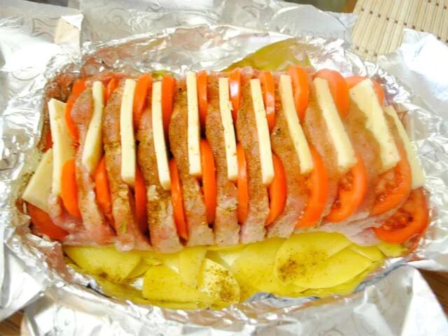 Готовый карбонат с картошкой. Свинина карбонат с картошкой. Карбонат в духовке с овощами. Картошка слоями в духовке. Картошка с мясом в духовке.