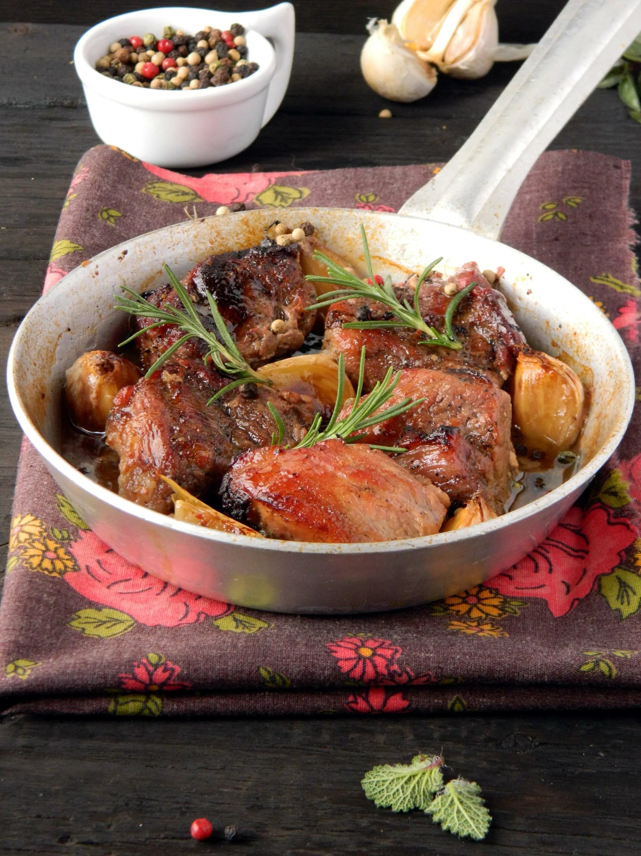 как потушить гуся в казане вкусно кусочками. гусь на сковороде кусочками рецепт. тушёная ребрышки баранины. гусь тушеный кусочками с яблоками. гусь тушеный.