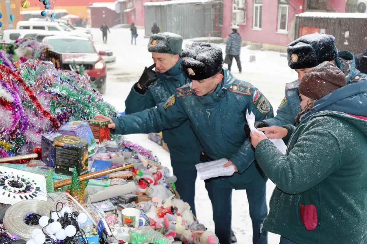 Продавец фейерверков Новогодняя. Пострадавшие от пиротехника. Новогодний пожар от пиротехнических изделий. В россии запретили новый год