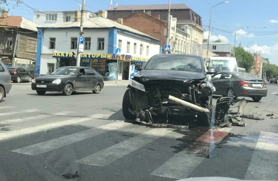 Авария на чапаева железноводск. Авария Чапаева Кутякова Саратов. Пересечение улиц Кутякова Чапаева. Г Королëв улица Чапаева автоавария а. Авария на Чапаева Воронеж.