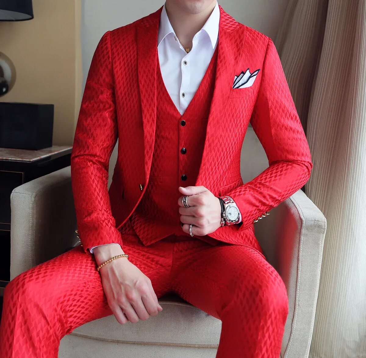 Красная мужская форма. Мужчина в Красном костюме. Красный костюм на выпускной мужской. Красный свадебный костюм мужской. Красный пиджак мужской.