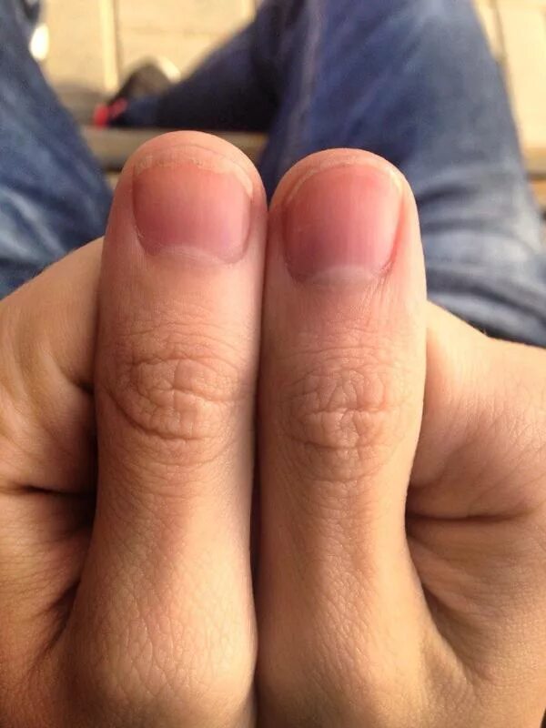 Ногти на маленькие пальцы. Широкие ногти. Рука с ногтями. Мужские пальцы.