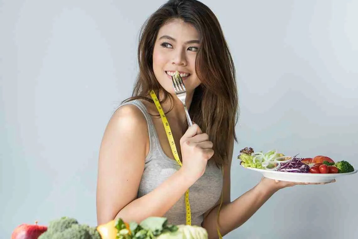 Женщина завтракает. Женщина на диете. Женщина ест салат. Женщина с салатом.