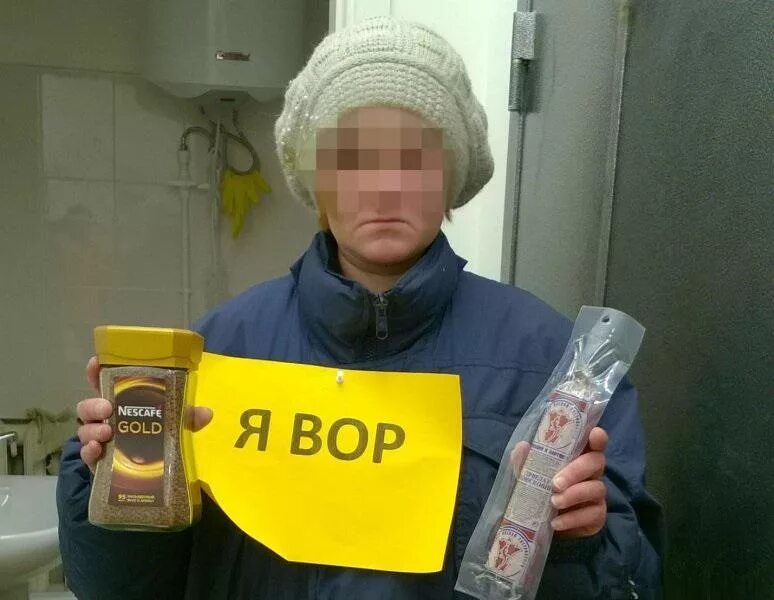 Оплаченная вещь. Вор в магазине. Они воруют в магазинах. Воришка в магазине продуктов. Вор ворует в магазине.