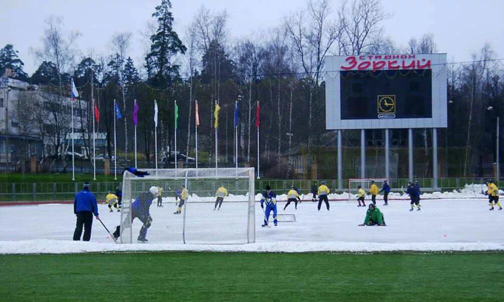 Открытый каток первоуральск. Каток в парке первоуральск. Каток в парке культуры. Каток парк. Каток первоуральск.
