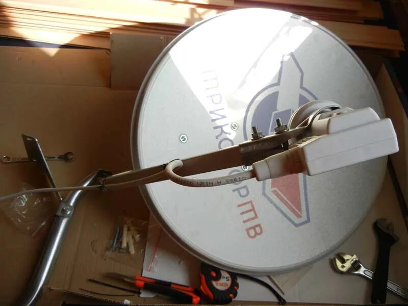 антенна спутниковая триколор установленная. поменять тарелку триколор. спутниковая антенна триколор тв. поменять тарелку триколор. сборка спутниковой тарелки триколор.